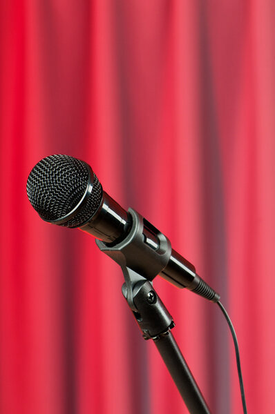 Аудио микрофон на заднем плане