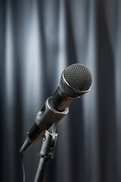 Arka planda ses mikrofonu — Stok fotoğraf