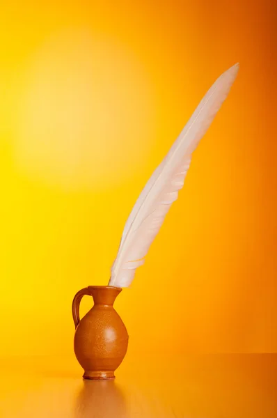 Escribir plumas contra el fondo del gradiente — Foto de Stock