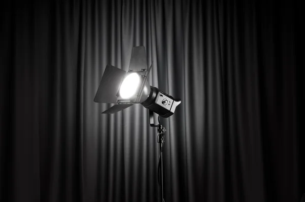 Perdeler ve projektör ışığı alan metni içeren — Stok fotoğraf