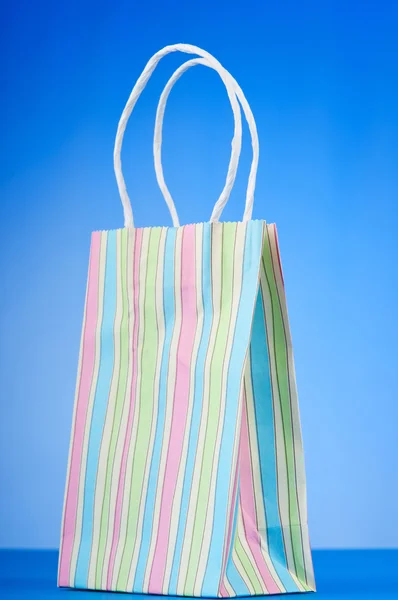 Színes papír táskák, színátmenetes háttér — Stock Fotó