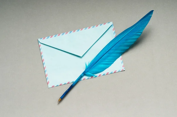 편지와 feathe는 흰색 절연 — 스톡 사진