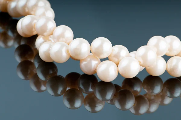 ファッションと美容のコンセプトで真珠のネックレス — ストック写真