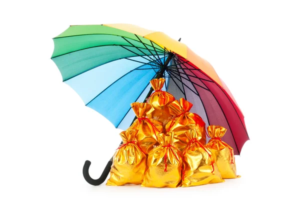 Koruma şemsiyesi altında altın Çantalar — Stok fotoğraf