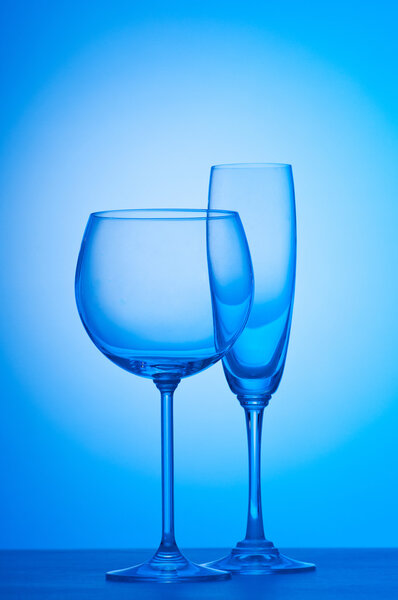 Бокалы для вина на фоне градиента
