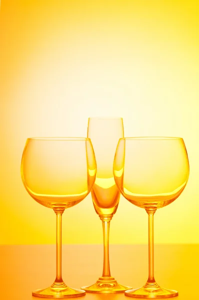 Weingläser vor Gradienten-Hintergrund — Stockfoto