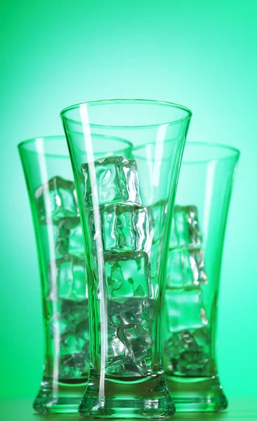 Glas vatten mot tonad bakgrund — Stockfoto