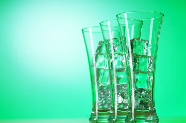Glas vatten mot tonad bakgrund — Stockfoto
