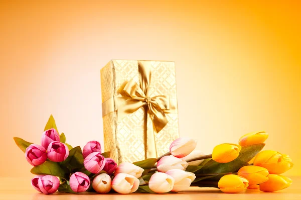 Conceito de celebração - caixa de presente e flores de tulipa — Fotografia de Stock