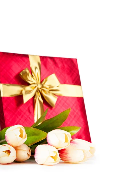 お祝いのコンセプト - ボックスとチューリップの花のギフト — ストック写真