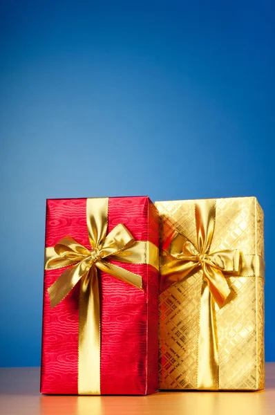 Festkonzept - Geschenkbox vor buntem Hintergrund — Stockfoto