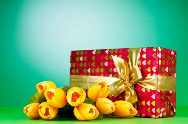 Γιορτή έννοια - δώρο κουτί και τουλίπα λουλούδια — Φωτογραφία Αρχείου