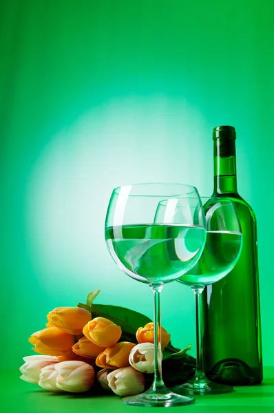 葡萄酒概念与郁金香 — 图库照片