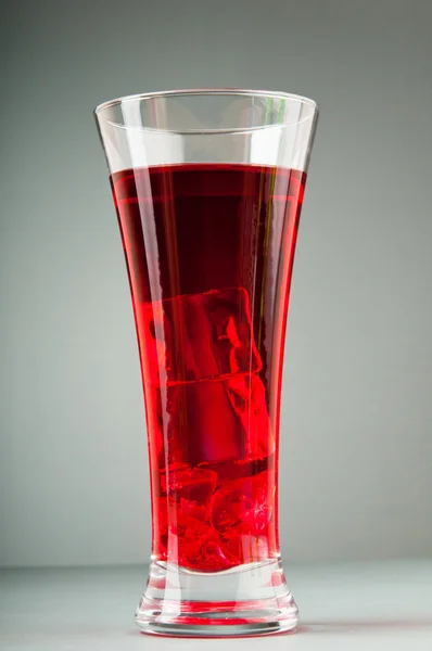 Cóctel colorido en vasos con hielo —  Fotos de Stock