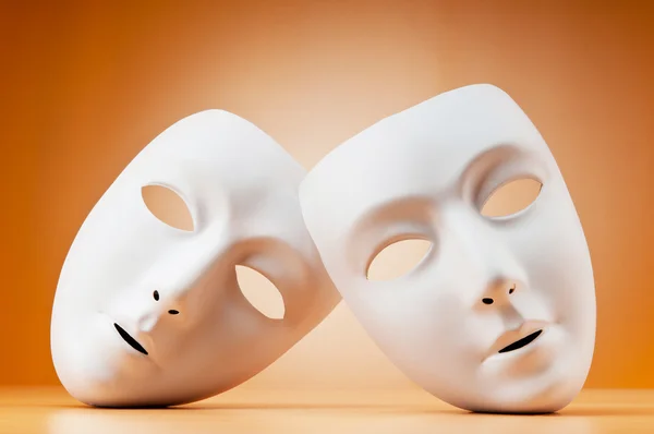 Theater concept met maskers tegen achtergrond — Stockfoto