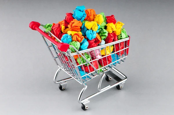 Recylcing koncepció, színes papír, valamint a bevásárló kosár — Stock Fotó