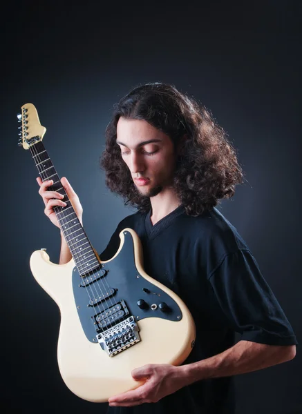 Kytarista na tmavém pozadí — Stock fotografie
