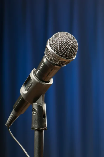 Zvukový mikrofon na pozadí — Stock fotografie