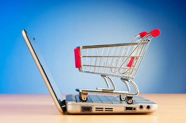 Internet online vásárlás koncepció a számítógép és a kosár — Stock Fotó