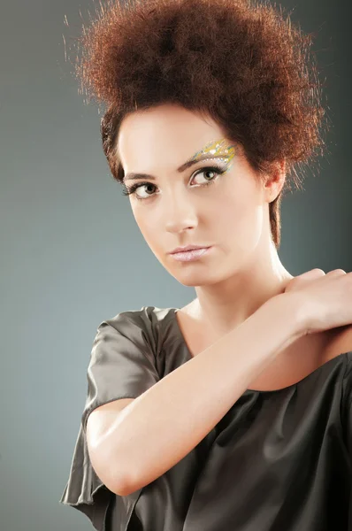 Atrakcyjna kobieta ze stylowym makijażem — Zdjęcie stockowe
