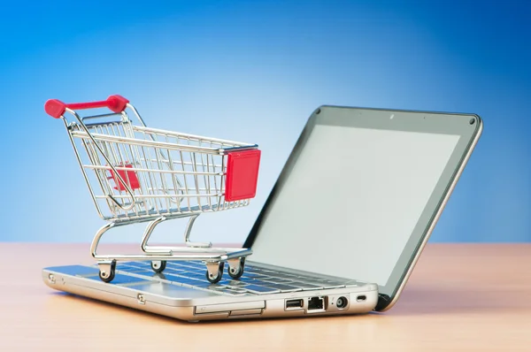 Conceito de compras on-line na Internet com computador e carrinho — Fotografia de Stock