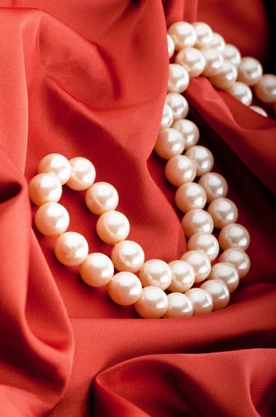 Collar de perlas sobre fondo satinado — Foto de Stock