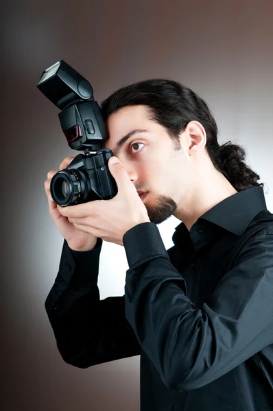 Φωτογράφος με ψηφιακή φωτογραφική μηχανή — Φωτογραφία Αρχείου