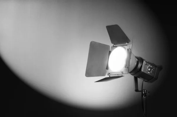 Прожектор освещает пространство для вашего текста — стоковое фото