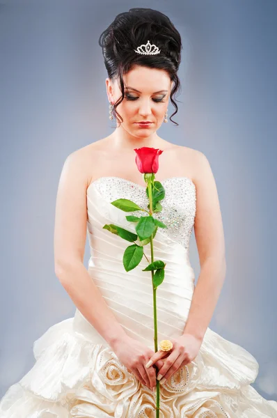 Mooie bruid met roos in de studio schieten — Stockfoto