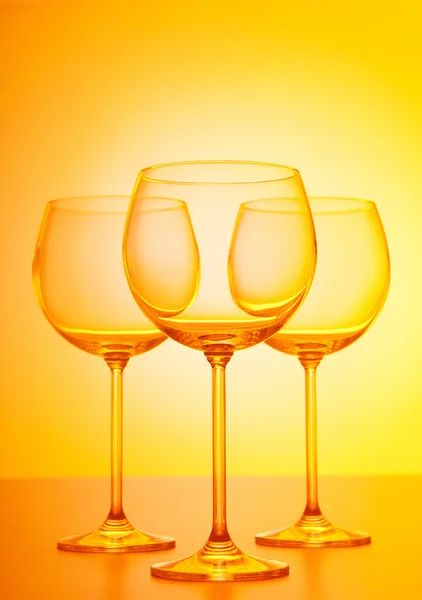 グラデーションの背景に対してワイングラス — ストック写真