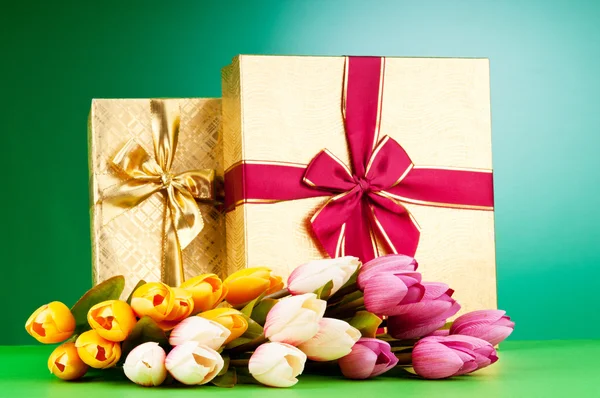 庆祝概念-礼品盒和郁金香的花朵 — 图库照片