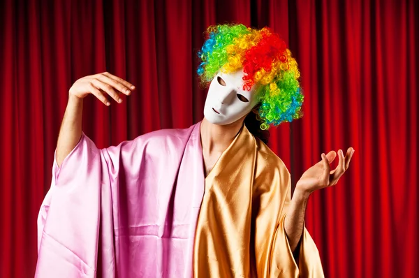 Schauspieler mit Makeln in lustigem Theaterkonzept — Stockfoto