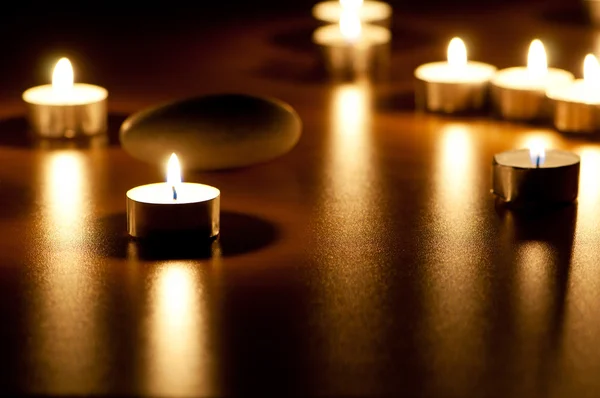 燃烧的蜡烛和鹅卵石的芳香疗法会议 — 图库照片