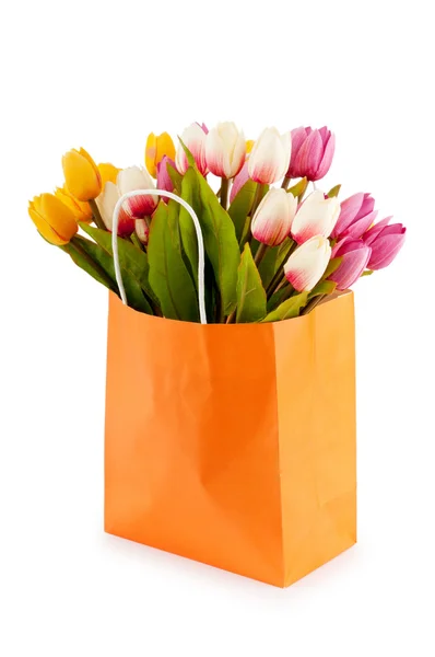 Tulpen in der Tasche isoliert auf weiß — Stockfoto