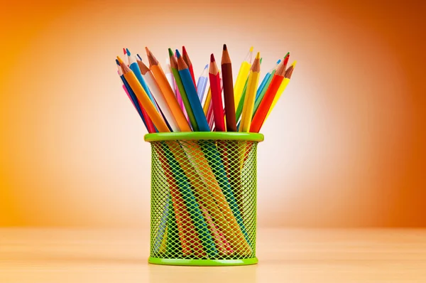 Färgglada pennor i bakgrunden — Stockfoto
