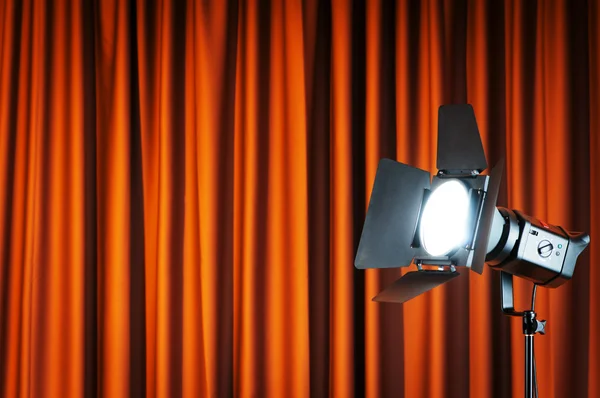 Függönyök és projektor lámpák számára van hely a szöveg — Stock Fotó