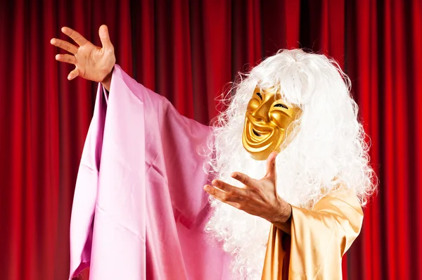 Actor con maks en un concepto de teatro divertido — Foto de Stock