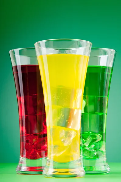 Cóctel colorido en vasos con hielo — Foto de Stock