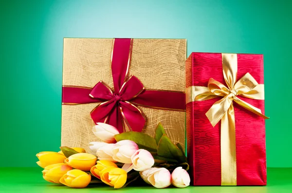 Festkonzept - Geschenkbox und Tulpenblumen — Stockfoto