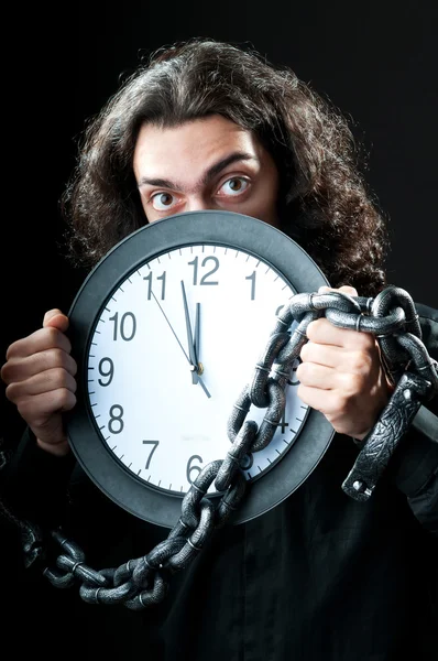 Homem acorrentado ao relógio — Fotografia de Stock