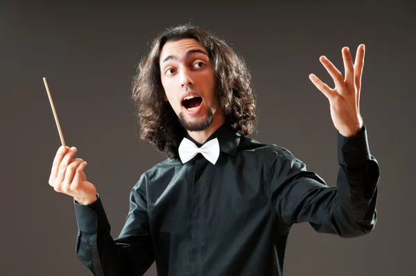 Vtipný dirigent na tmavém pozadí — Stock fotografie