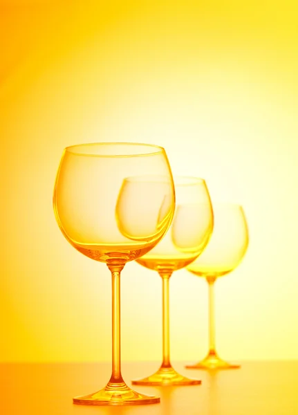 Weingläser vor Gradienten-Hintergrund — Stockfoto