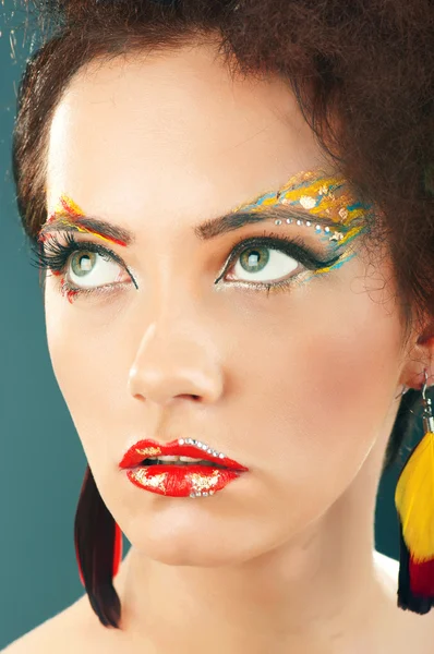 Atrakcyjna kobieta ze stylowym makijażem — Zdjęcie stockowe
