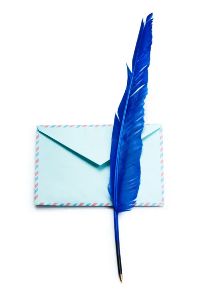 Dopis a feathe izolované na bílém — Stock fotografie