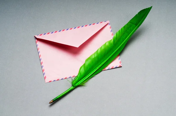 Mektup ve üzerinde beyaz izole feathe — Stok fotoğraf
