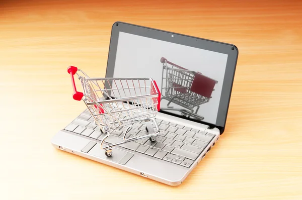 Internet online nakupování koncept s počítačem a košík — Stock fotografie