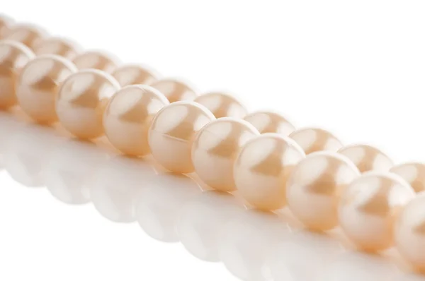 Colier de perle izolat pe fundal alb — Fotografie, imagine de stoc