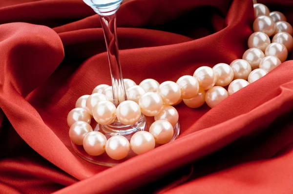 Perlenkette auf Satin Hintergrund — Stockfoto
