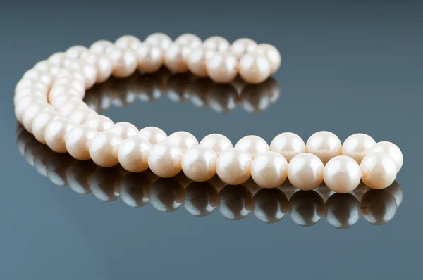 Collier de perles dans le concept de mode et de beauté — Photo