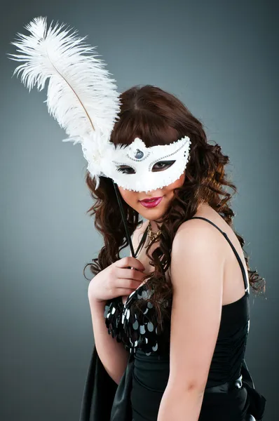スタジオ撮影でマスクを持つ女性 — ストック写真